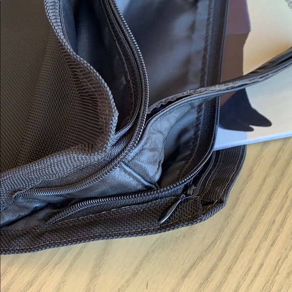 Thin zippered 3-pocket lined portfolio - Picture 7 of 9